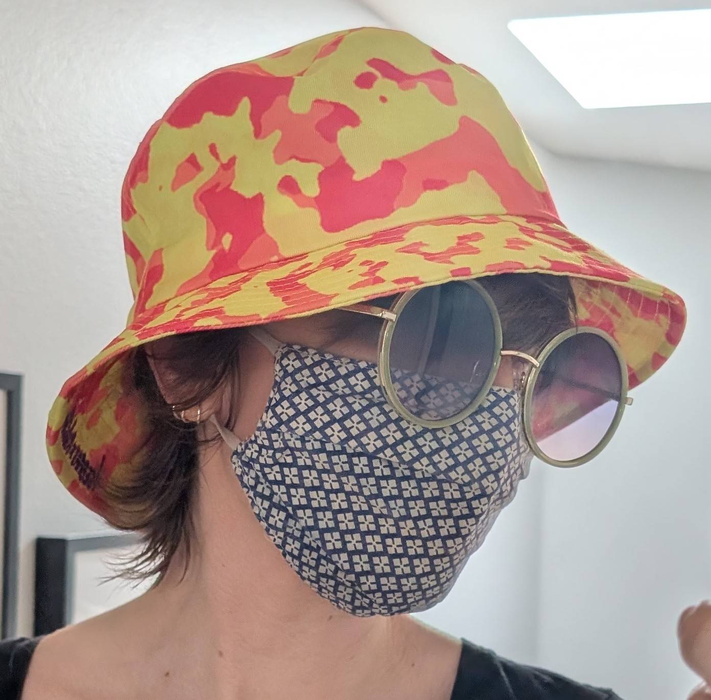 DEE'S HAT